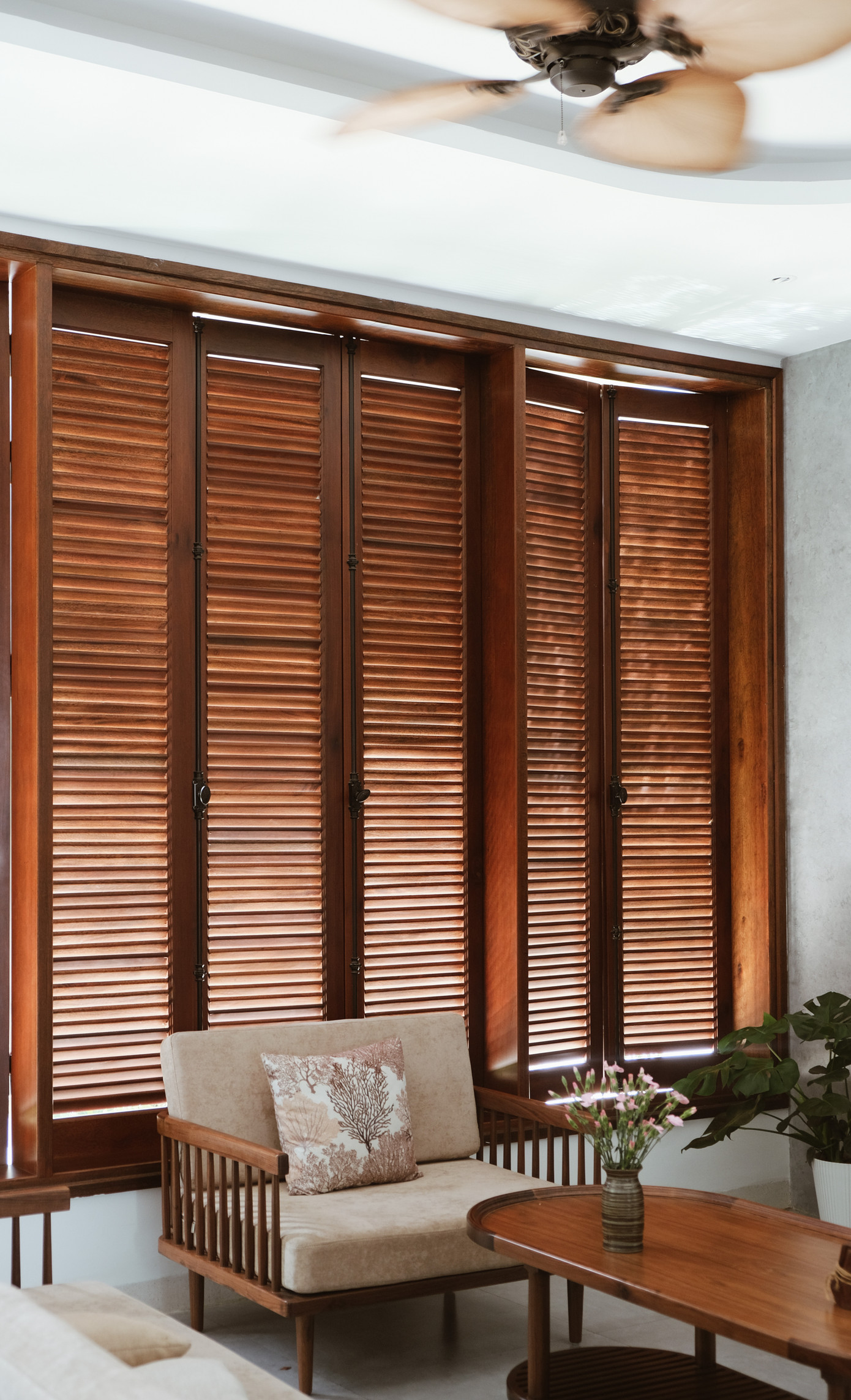 Sự chuyển tiếp không gian nhiều chiều từ trong ra ngoài và từ trên xuống dưới, sự liên kết giữa không gian chung và riêng được đội ngũ kiến trúc sư của An Nam nhấn mạnh bằng hệ cửa gỗ lá sách. Sự chuyển tiếp không gian nhiều chiều từ trong ra ngoài và từ trên xuống dưới, sự liên kết giữa không gian chung và riêng được đội ngũ kiến trúc sư của An Nam nhấn mạnh bằng hệ cửa gỗ lá sách.