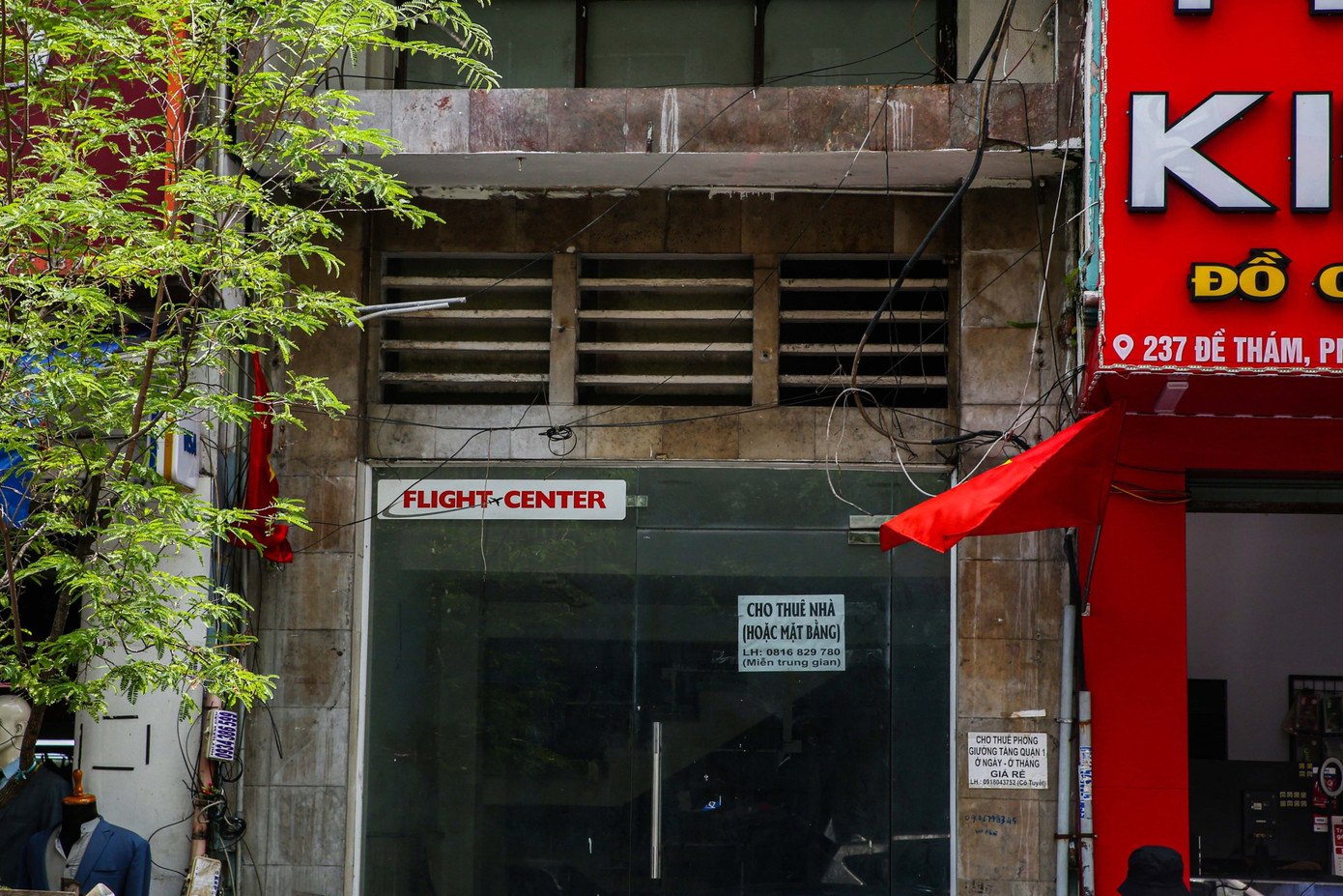 Mặt bằng trên đường Đề Thám được chủ nhà cho thuê cả 5 tầng với giá 2.500 USD/ tháng có thể thương lượng về mức 2.000 USD nếu khách hàng thiện chí thuê lâu dài. Nếu chỉ thuê phần mặt tiền tầng một, giá thuê là 1.500 USD/tháng.