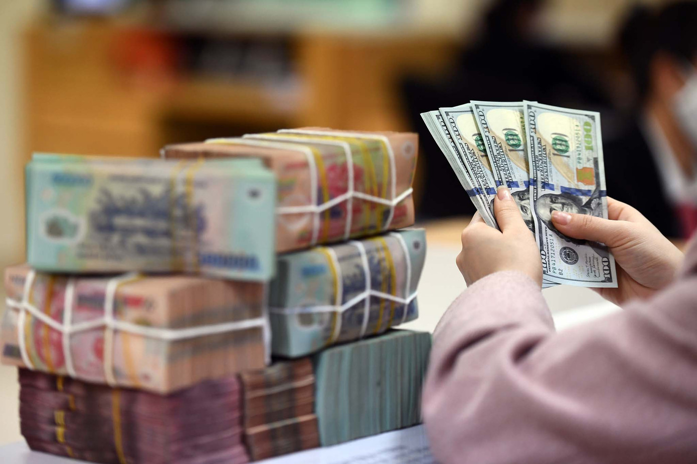 Trái phiếu doanh nghiệp phát hành khối lượng lớn qua ngân hàng. Ảnh minh họa: Hoàng Hà