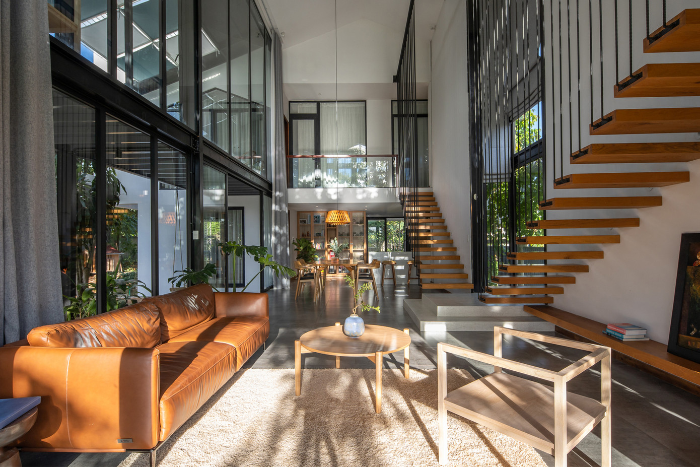 Ngôi nhà dành một nửa diện tích cho không gian mở để tạo điều kiện cho mọi người tiếp cận với thiên nhiên, nửa còn lại dành cho nhu cầu thiết yếu của gia chủ.