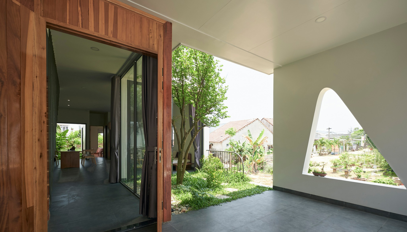 Sở hữu diện tích xây dựng không quá lớn nhưng nhờ cách bố trí và xử lý không gian khéo léo mà căn nhà luôn mang đến cho ta cảm giác thoải mái và thư thái mỗi khi bước vào. Sở hữu diện tích xây dựng không quá lớn nhưng nhờ cách bố trí và xử lý không gian khéo léo mà căn nhà luôn mang đến cho ta cảm giác thoải mái và thư thái mỗi khi bước vào.