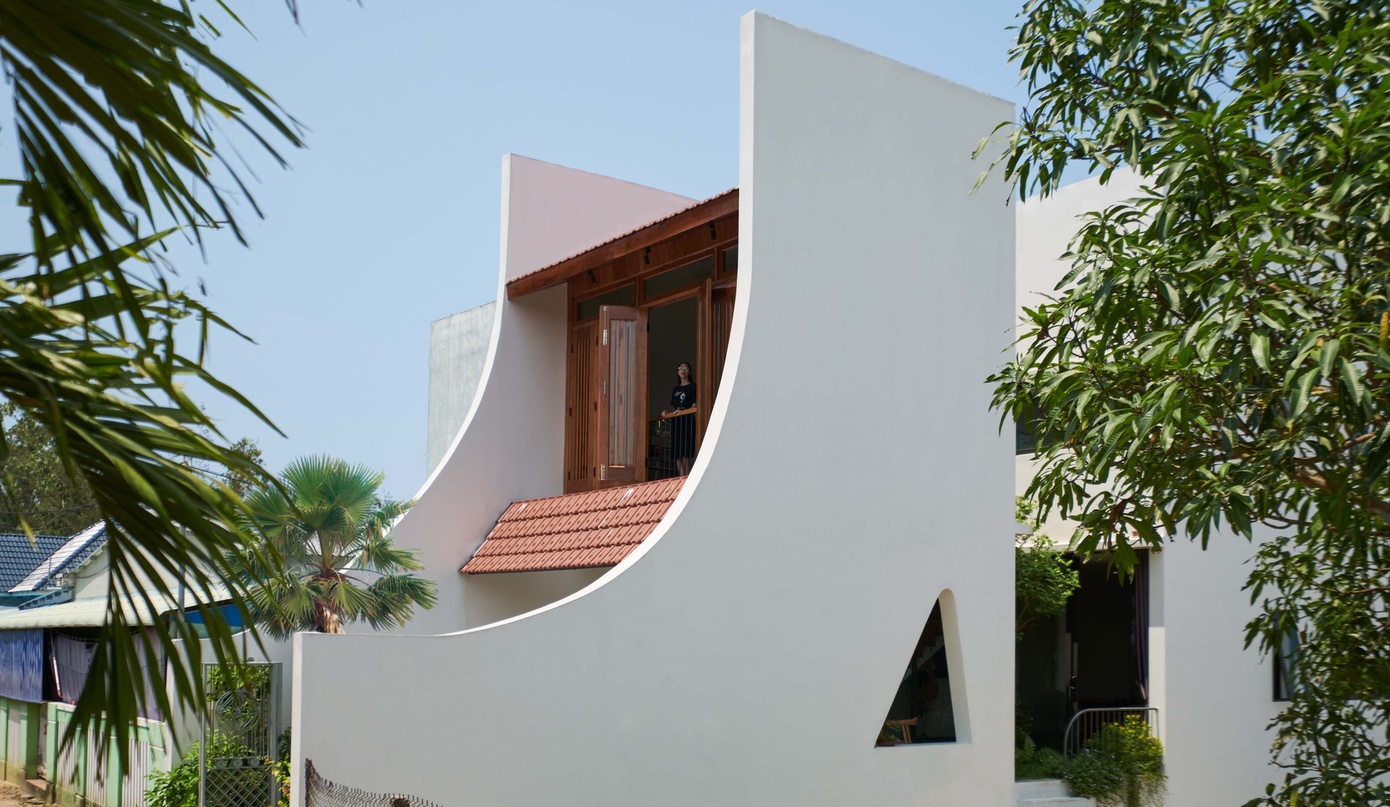 Vì mặt tiền hướng Tây khá nóng nên các KTS đã đưa ra giải pháp lùi không gian sử dụng vào phía trong, tận dụng tối đa các không gian mở để ánh sáng và gió tự nhiên có thể len lỏi đến mọi ngóc ngách của căn nhà. Vì mặt tiền hướng Tây khá nóng nên các KTS đã đưa ra giải pháp lùi không gian sử dụng vào phía trong, tận dụng tối đa các không gian mở để ánh sáng và gió tự nhiên có thể len lỏi đến mọi ngóc ngách của căn nhà.