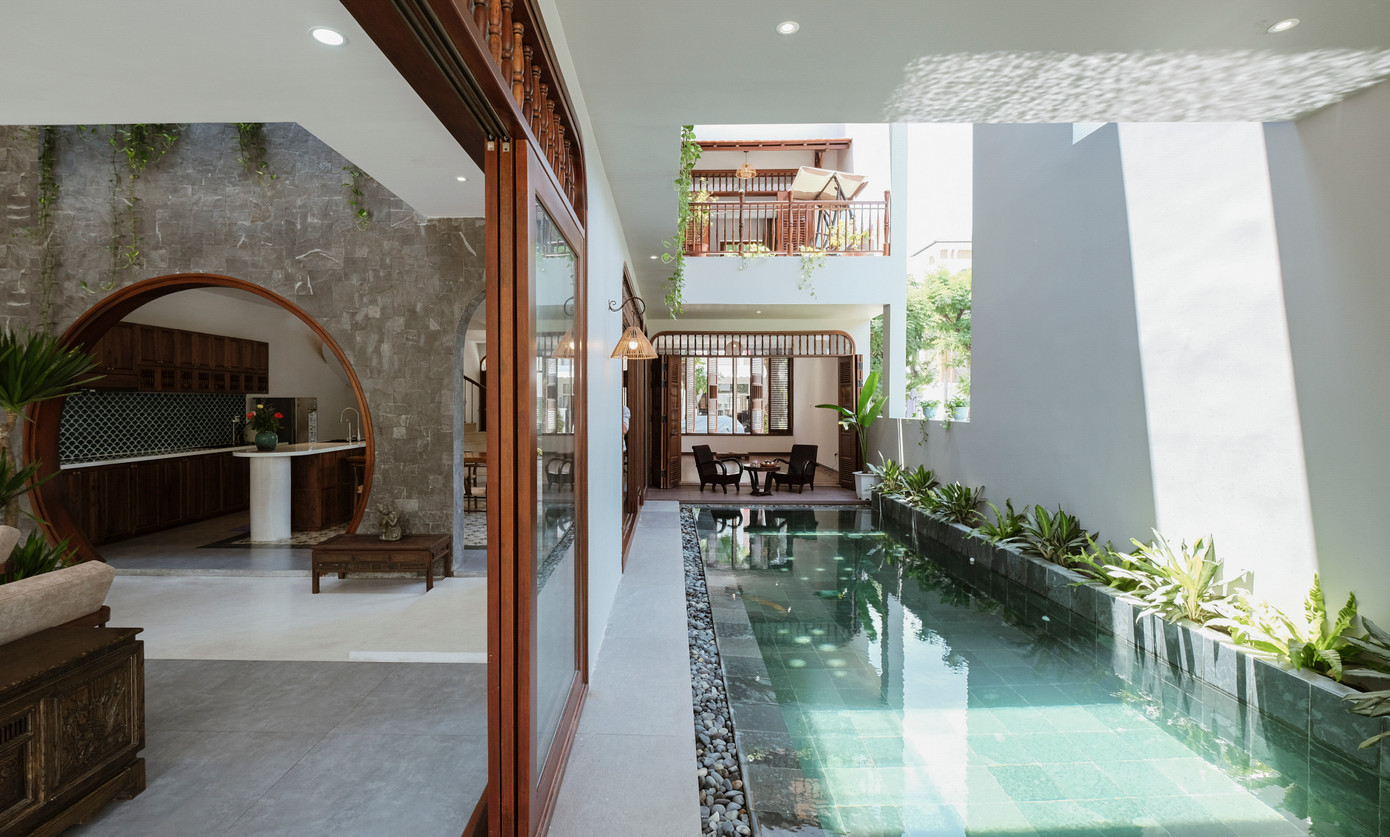 Việc bố trí 2 vị trí mặt nước phía trước và giữa không gian giúp hình thành khối không khí mát và giúp đẩy gió tới các khu vực bên trong. Việc bố trí 2 vị trí mặt nước phía trước và giữa không gian giúp hình thành khối không khí mát và giúp đẩy gió tới các khu vực bên trong.