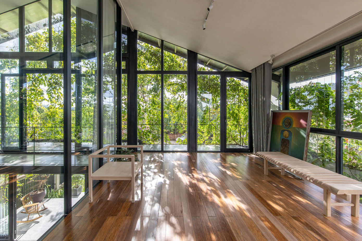 Việc mở rộng tầng hai phía trên khối của tầng một và tầng lửng cho phép ngôi nhà kiểm soát các góc nắng và tạo ra một khu vực râm mát xung quanh tầng dưới.