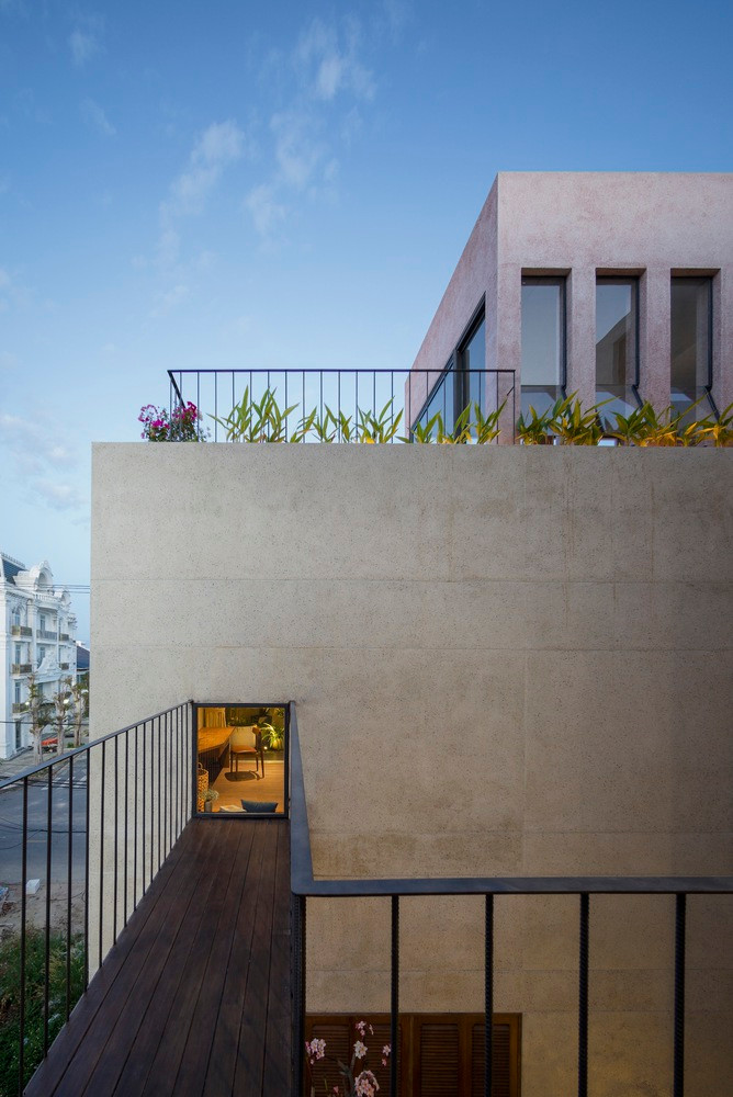 Công trình có mặt đứng hướng Tây và nhờ có khoảng lùi nên có 4 mặt thoáng, đây vừa là lợi thế để giải quyết vấn đề thông thoáng, vừa là thách thức trong việc bố trí mặt thoáng cho các không gian sống bên trong. Công trình có mặt đứng hướng Tây và nhờ có khoảng lùi nên có 4 mặt thoáng, đây vừa là lợi thế để giải quyết vấn đề thông thoáng, vừa là thách thức trong việc bố trí mặt thoáng cho các không gian sống bên trong.