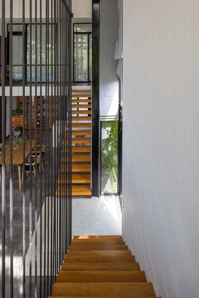 Tầng lửng được hình thành do chênh lệch cao độ giữa tầng hầm và tầng một; tầng lửng được coi là một sân thượng được thiết kế để kết nối tầm nhìn từ sườn đồi vào nhà và ngược lại.