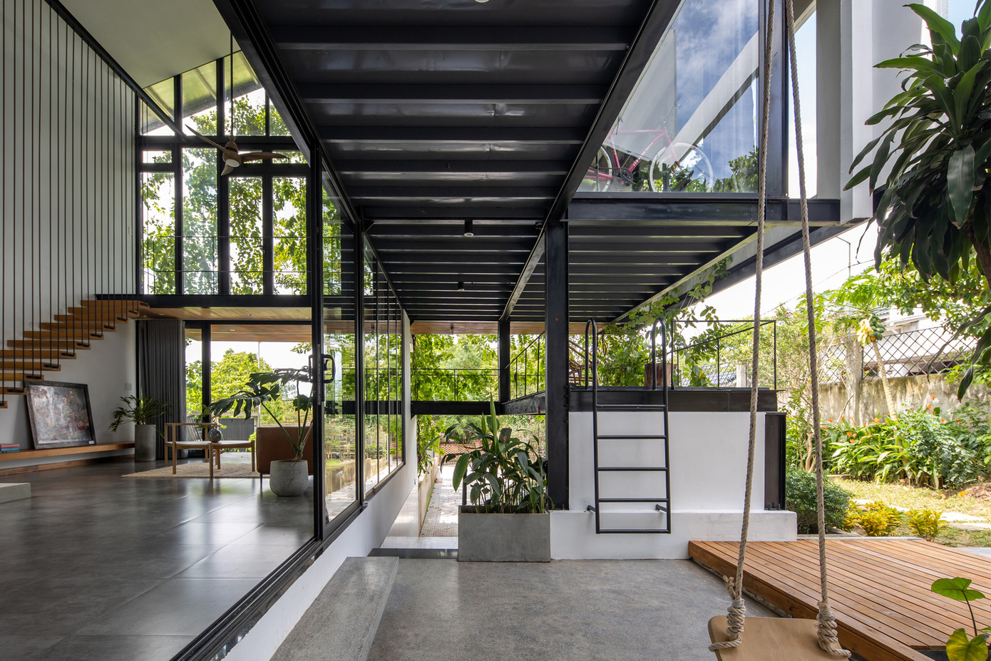 Khu vực bóng mát giữa tầng 2 và tầng lửng đóng vai trò như một vùng đệm không khí, giúp ngôi nhà được thông gió và làm mát.