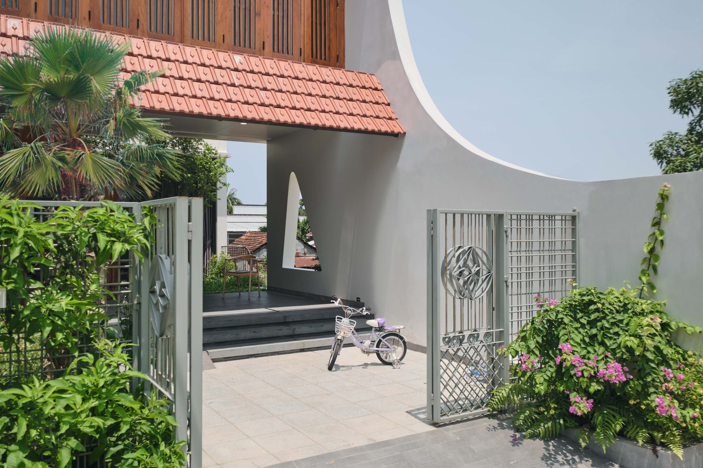 Vì mặt tiền hướng Tây khá nóng nên các KTS đã đưa ra giải pháp lùi không gian sử dụng vào phía trong, tận dụng tối đa các không gian mở để ánh sáng và gió tự nhiên có thể len lỏi đến mọi ngóc ngách của căn nhà. Vì mặt tiền hướng Tây khá nóng nên các KTS đã đưa ra giải pháp lùi không gian sử dụng vào phía trong, tận dụng tối đa các không gian mở để ánh sáng và gió tự nhiên có thể len lỏi đến mọi ngóc ngách của căn nhà.