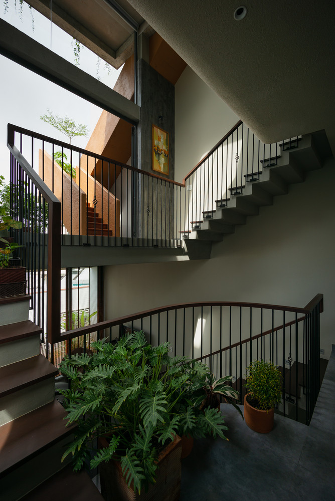 Để khắc phục nhược điểm mặt tiền hướng Tây Nam, nhóm thiết kế bố trí lớp cây xanh để giảm bớt nắng, nóng và bụi mịn vào nhà.