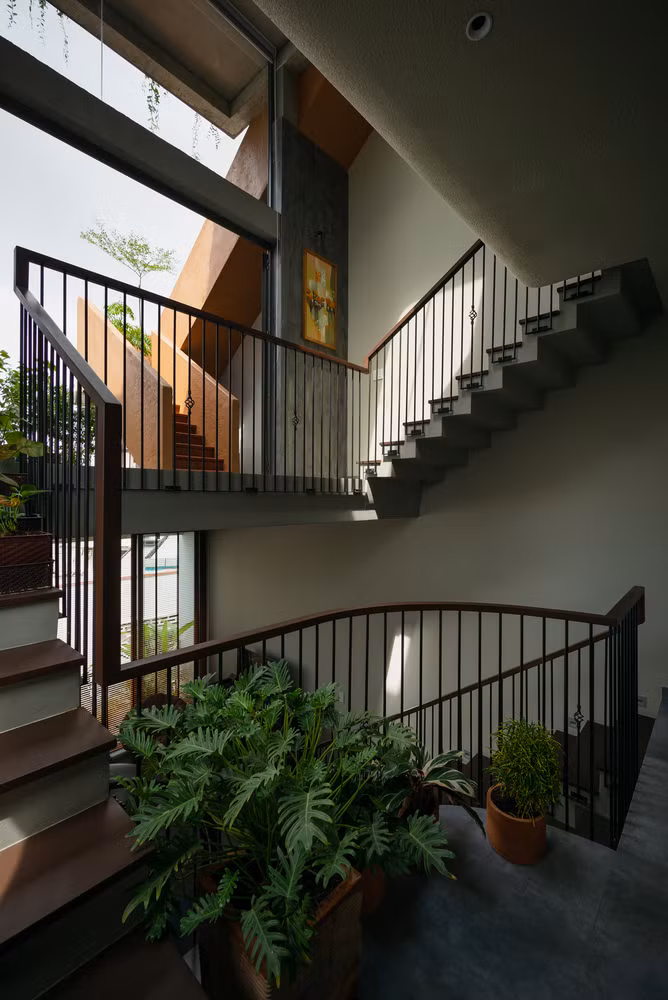 Để khắc phục nhược điểm mặt tiền hướng Tây Nam, nhóm thiết kế bố trí lớp cây xanh để giảm bớt nắng, nóng và bụi mịn vào nhà.