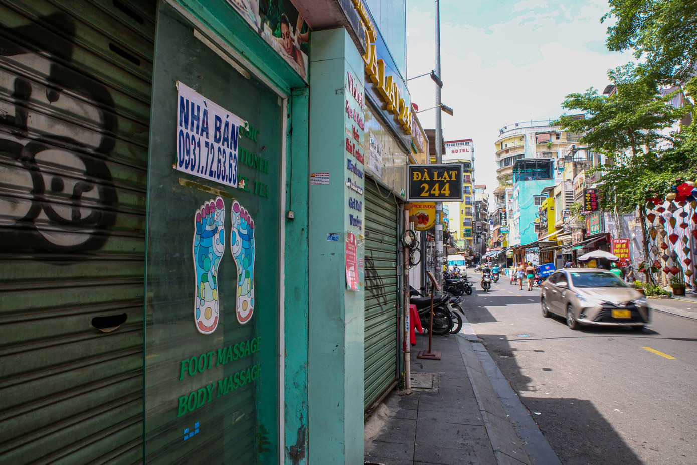 Một căn nhà khác cũng trên đường Bùi Viện được môi giới báo giá 65 tỷ đồng bao gồm một trệt, một lầu. Người này cũng tiết lộ nơi đây từng được cho thuê với giá 5.000 USD/tháng nhưng hiện chủ nhà không muốn cho thuê mà chỉ cần bán đứt.