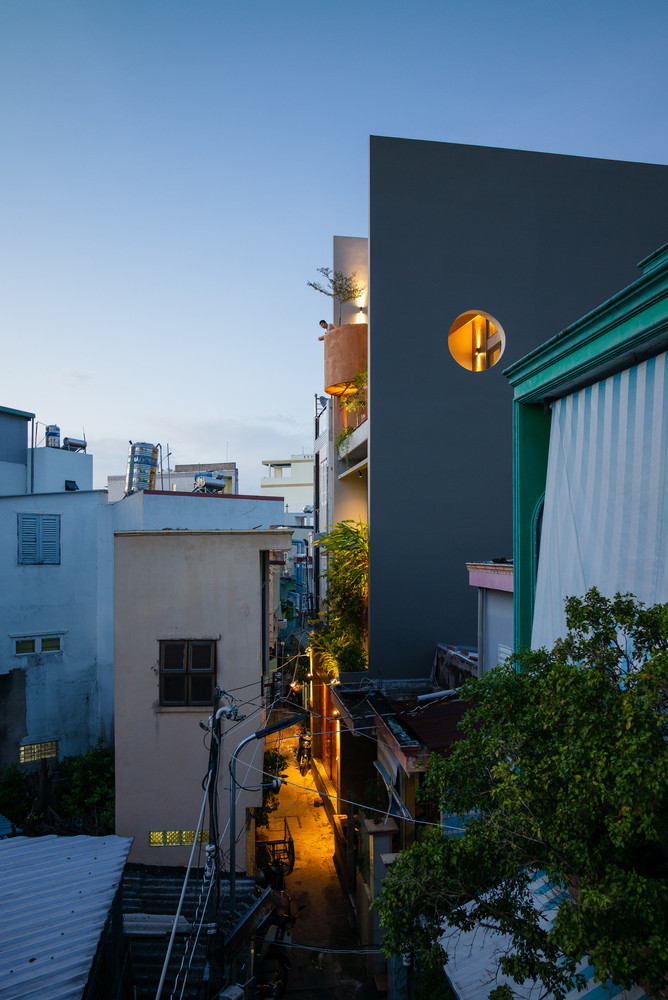 Ngôi nhà này nằm trong một con hẻm khá nhỏ ở thành phố Mỹ Tho (Tiền Giang), được người con trai xây dựng để dành tặng cho cha và mẹ của mình.