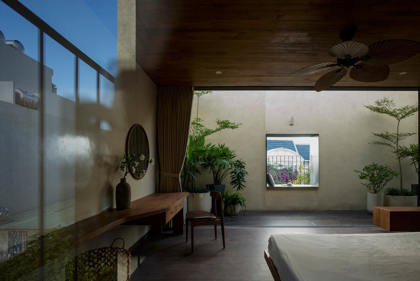 Công trình sử dụng vật liệu địa phương và các chi tiết kiến trúc truyền thống - Về hình khối và bố cục công năng, công trình hướng đến hình ảnh hiện đại và chú trọng đến sự tiện nghi. Công trình sử dụng vật liệu địa phương và các chi tiết kiến trúc truyền thống - Về hình khối và bố cục công năng, công trình hướng đến hình ảnh hiện đại và chú trọng đến sự tiện nghi.