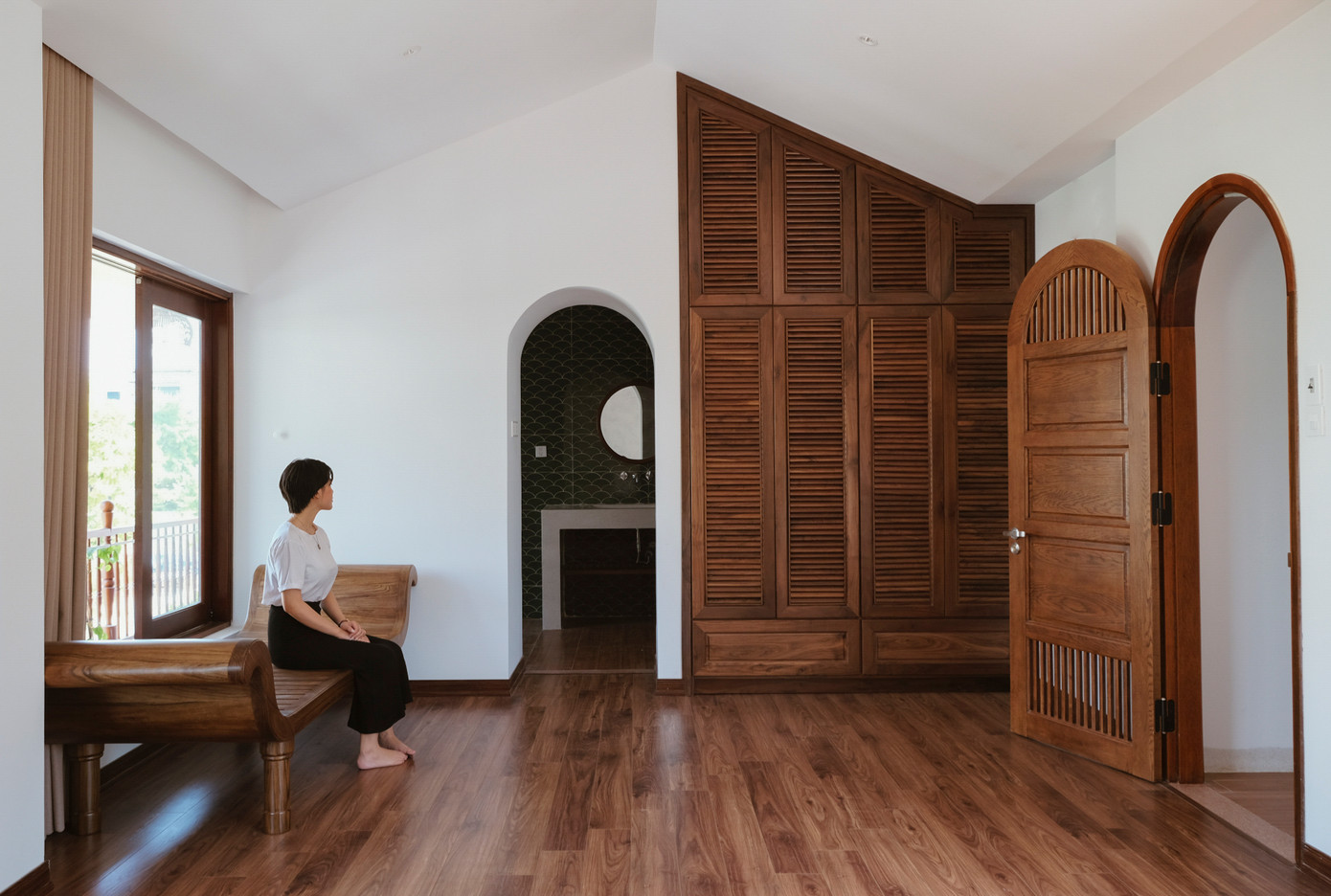 Nội thất của căn nhà được thiết kế theo phong cách indochine đan xen với vật dụng trang trí thô mộc như gỗ tự nhiên, gạch bông,.. mang đến sự thanh lịch, sang trọng nhưng vẫn nhã nhặn, gần gũi và ấm cúng. Nội thất của căn nhà được thiết kế theo phong cách indochine đan xen với vật dụng trang trí thô mộc như gỗ tự nhiên, gạch bông,.. mang đến sự thanh lịch, sang trọng nhưng vẫn nhã nhặn, gần gũi và ấm cúng.