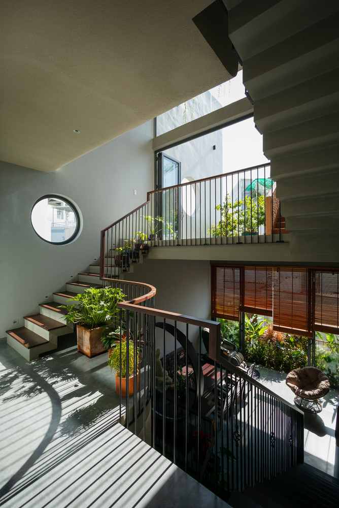 Để khắc phục nhược điểm mặt tiền hướng Tây Nam, nhóm thiết kế bố trí lớp cây xanh để giảm bớt nắng, nóng và bụi mịn vào nhà.