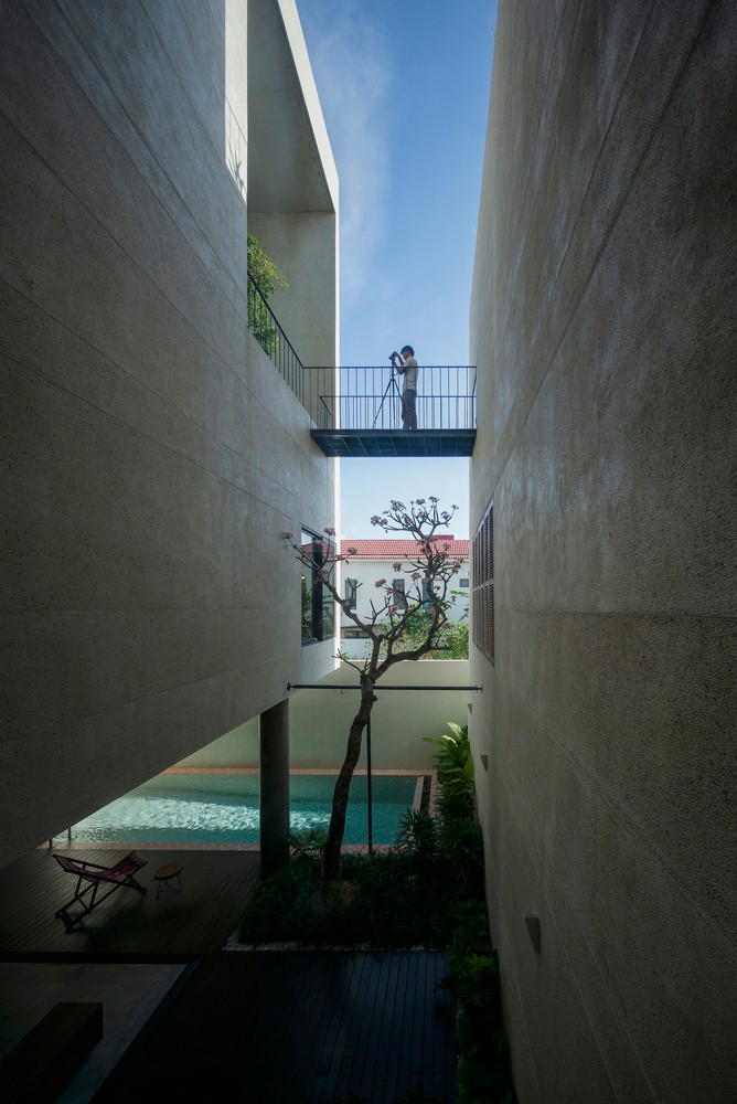 Hai khối biệt thự được thiết kế sao cho mỗi căn đều có sân vườn của mình mà vẫn đảm bảo sự riêng tư. Hai khối biệt thự được thiết kế sao cho mỗi căn đều có sân vườn của mình mà vẫn đảm bảo sự riêng tư.