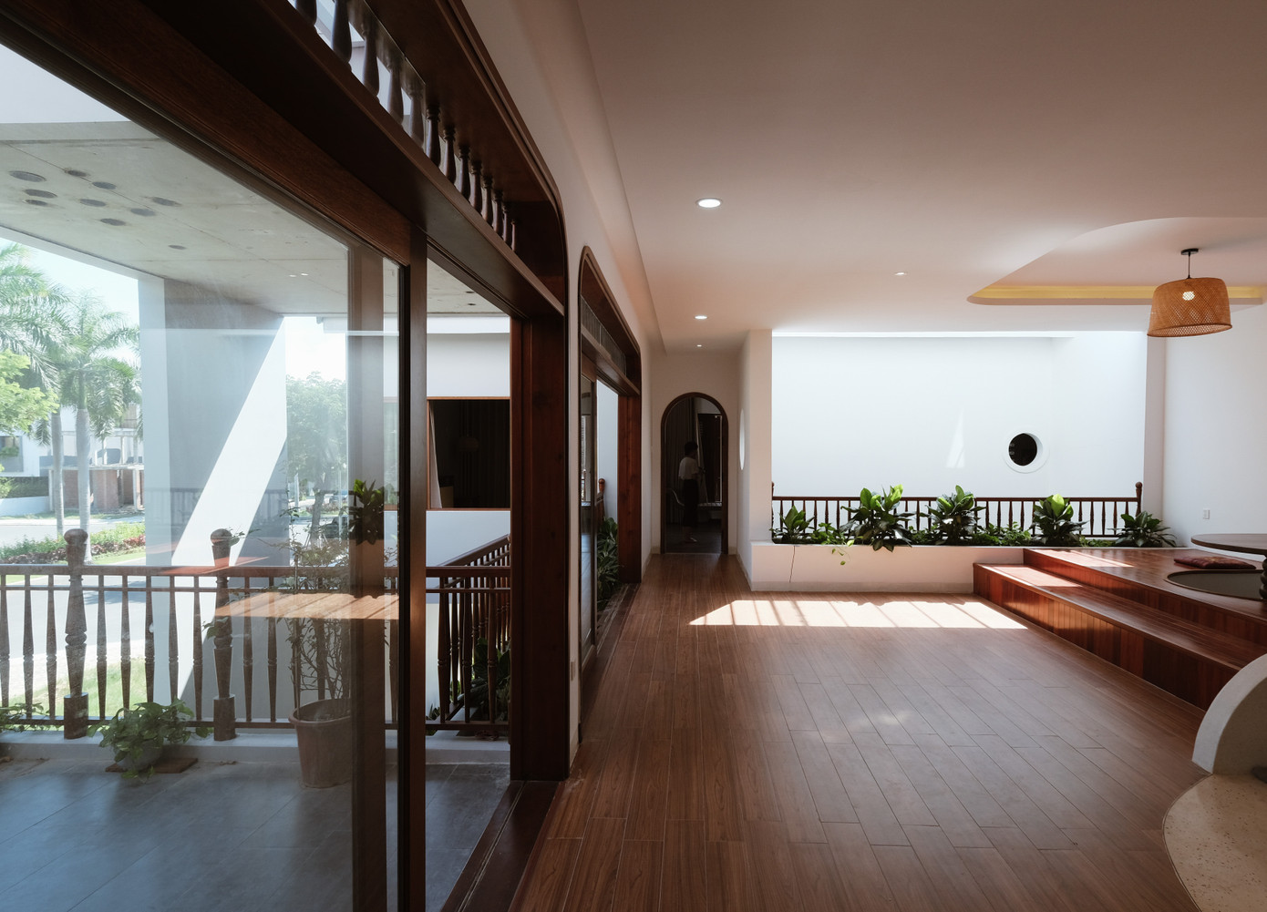 Bám sát tinh thần kiến trúc mang âm hưởng Á Đông cùng tinh thần Phật giáo và thiền định, nhóm kiến trúc sư của An Nam ưu tiên sử dụng những vật liệu tự nhiên truyền thống mang năng lượng chữa lành cùng những không gian đóng mở tinh tế đan xen cây xanh, vừa phù hợp với khí hậu nhiệt đới vừa mang lại cảm giác thoải mái và bình yên. Bám sát tinh thần kiến trúc mang âm hưởng Á Đông cùng tinh thần Phật giáo và thiền định, nhóm kiến trúc sư của An Nam ưu tiên sử dụng những vật liệu tự nhiên truyền thống mang năng lượng chữa lành cùng những không gian đóng mở tinh tế đan xen cây xanh, vừa phù hợp với khí hậu nhiệt đới vừa mang lại cảm giác thoải mái và bình yên.