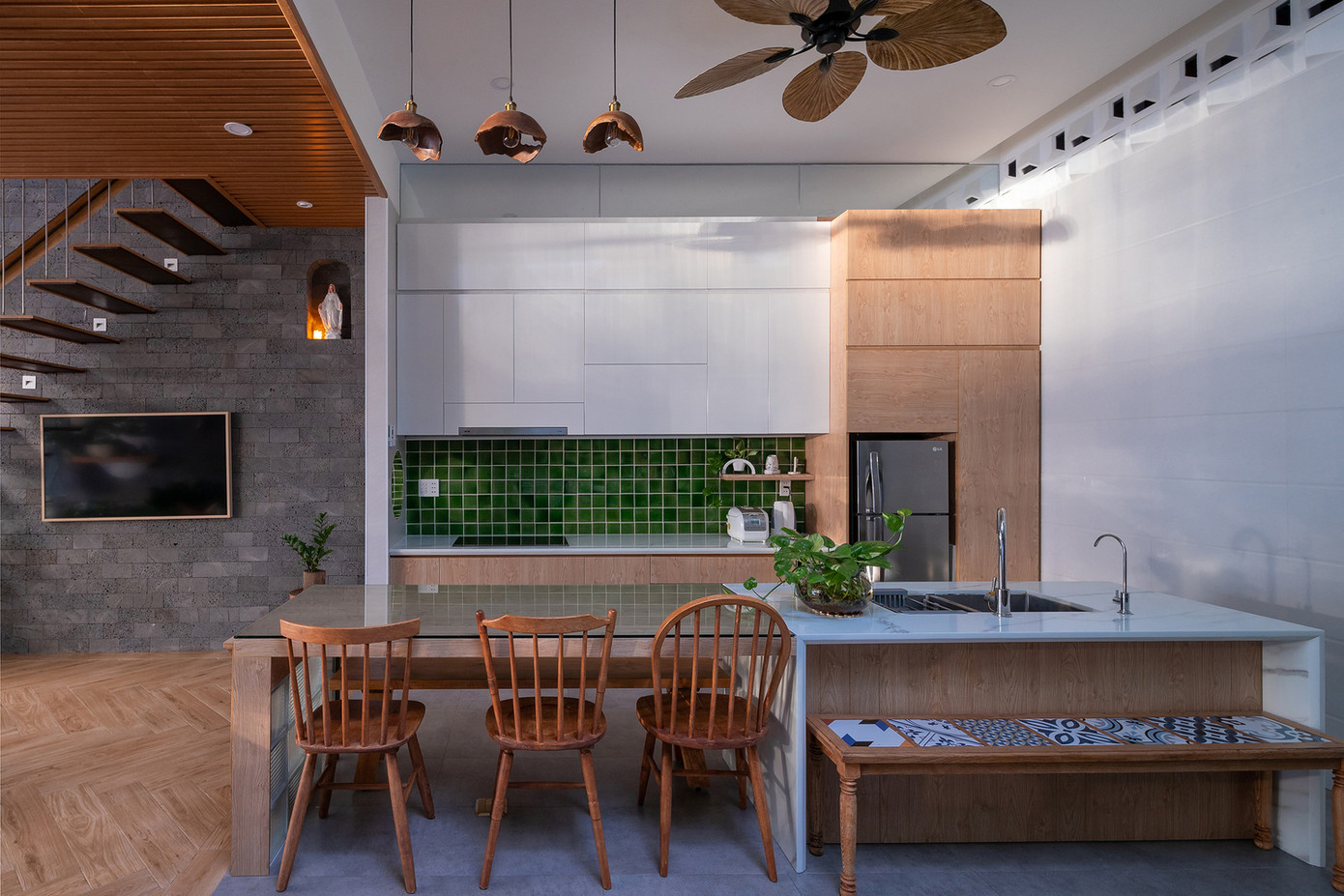 Việc lựa chọn và sắp xếp các viên gạch thông gió đã được kiến trúc sư cân nhắc kỹ lưỡng, được bố trí theo các hướng khác nhau để đảm bảo tính thẩm mỹ cũng như chức năng thoát nước và thông gió. Việc lựa chọn và sắp xếp các viên gạch thông gió đã được kiến trúc sư cân nhắc kỹ lưỡng, được bố trí theo các hướng khác nhau để đảm bảo tính thẩm mỹ cũng như chức năng thoát nước và thông gió.