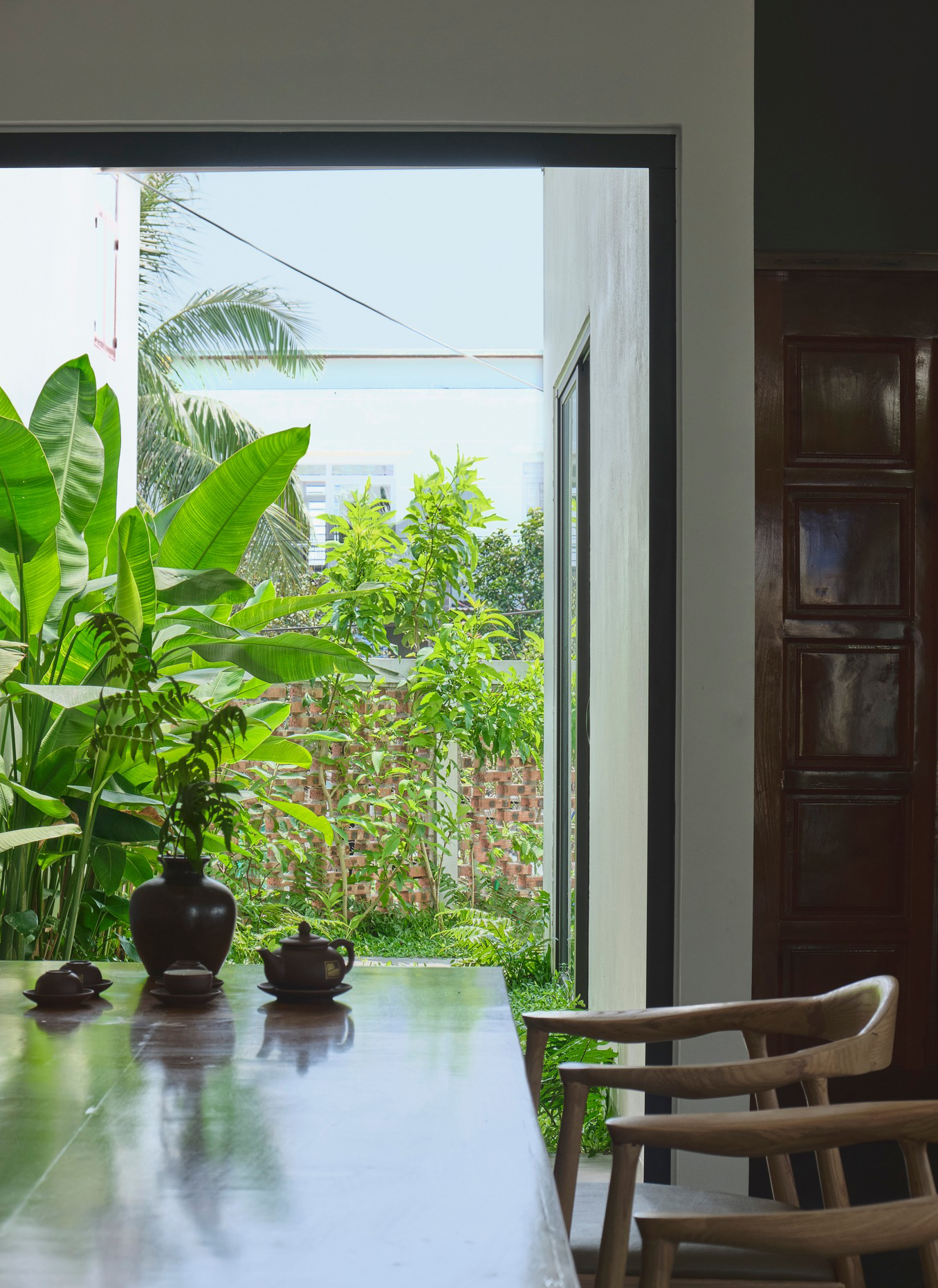 Sở hữu diện tích xây dựng không quá lớn nhưng nhờ cách bố trí và xử lý không gian khéo léo mà căn nhà luôn mang đến cho ta cảm giác thoải mái và thư thái mỗi khi bước vào. Sở hữu diện tích xây dựng không quá lớn nhưng nhờ cách bố trí và xử lý không gian khéo léo mà căn nhà luôn mang đến cho ta cảm giác thoải mái và thư thái mỗi khi bước vào.