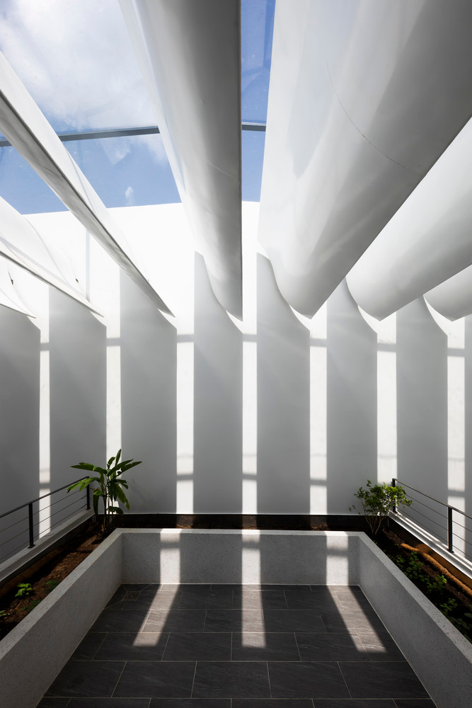 Cách bố trí không gian linh hoạt theo các khoảng trống đảm bảo các phòng đều thông thoáng, có tầm nhìn dễ chịu, tiết kiệm sử dụng các thiết bị điện.