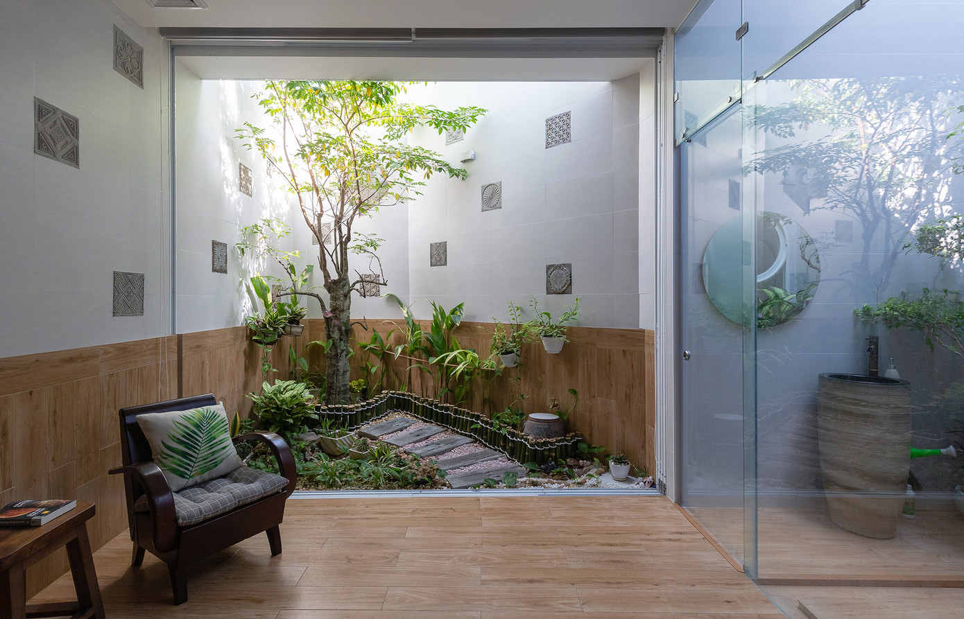 Kiến trúc sư cũng hợp nhất phòng khách và nhà bếp thành một không gian thống nhất thông qua nghệ thuật “cho mượn không gian”. Do đó, không gian bếp và phòng ăn có thể được mở rộng linh hoạt bằng cách bổ sung bàn ăn từ 6 đến 18 chỗ cho những dịp đặc biệt hoặc cho những nhóm khách đông người. Kiến trúc sư cũng hợp nhất phòng khách và nhà bếp thành một không gian thống nhất thông qua nghệ thuật “cho mượn không gian”. Do đó, không gian bếp và phòng ăn có thể được mở rộng linh hoạt bằng cách bổ sung bàn ăn từ 6 đến 18 chỗ cho những dịp đặc biệt hoặc cho những nhóm khách đông người.