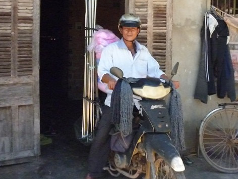 Lúc nông nhàn, anh Thanh đi bán rèm, mùng để lấy tiền nuôi vợ bệnh và 3 con ăn học