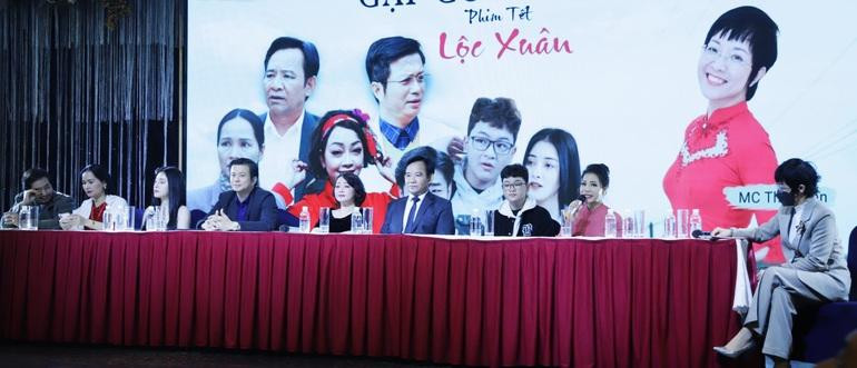 Đoàn làm phim "Lộc Xuân".