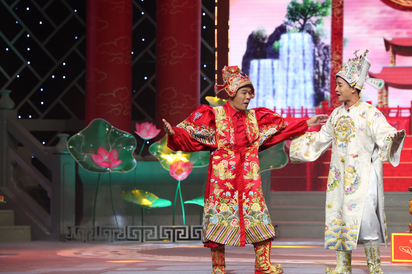 Bộ đôi Trung Ruồi-Đỗ Duy Nam là nhân tố trẻ trong chương trình Táo quân. Bộ đôi Trung Ruồi-Đỗ Duy Nam là nhân tố trẻ trong chương trình Táo quân.