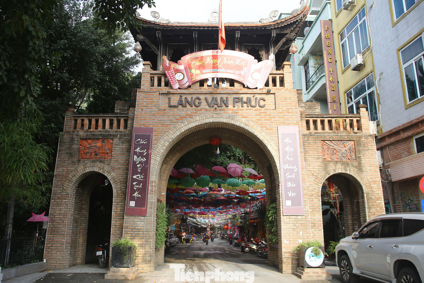 Làng lụa Vạn Phúc-một trong những điểm du lịch thu hút du khách.