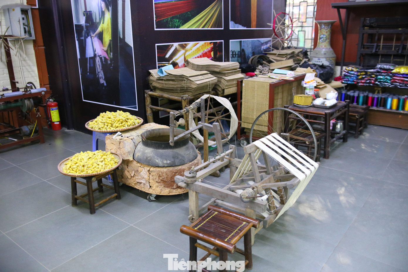 Góc trưng bày ở làng nghề-một trong những điểm check-in cho du khách.