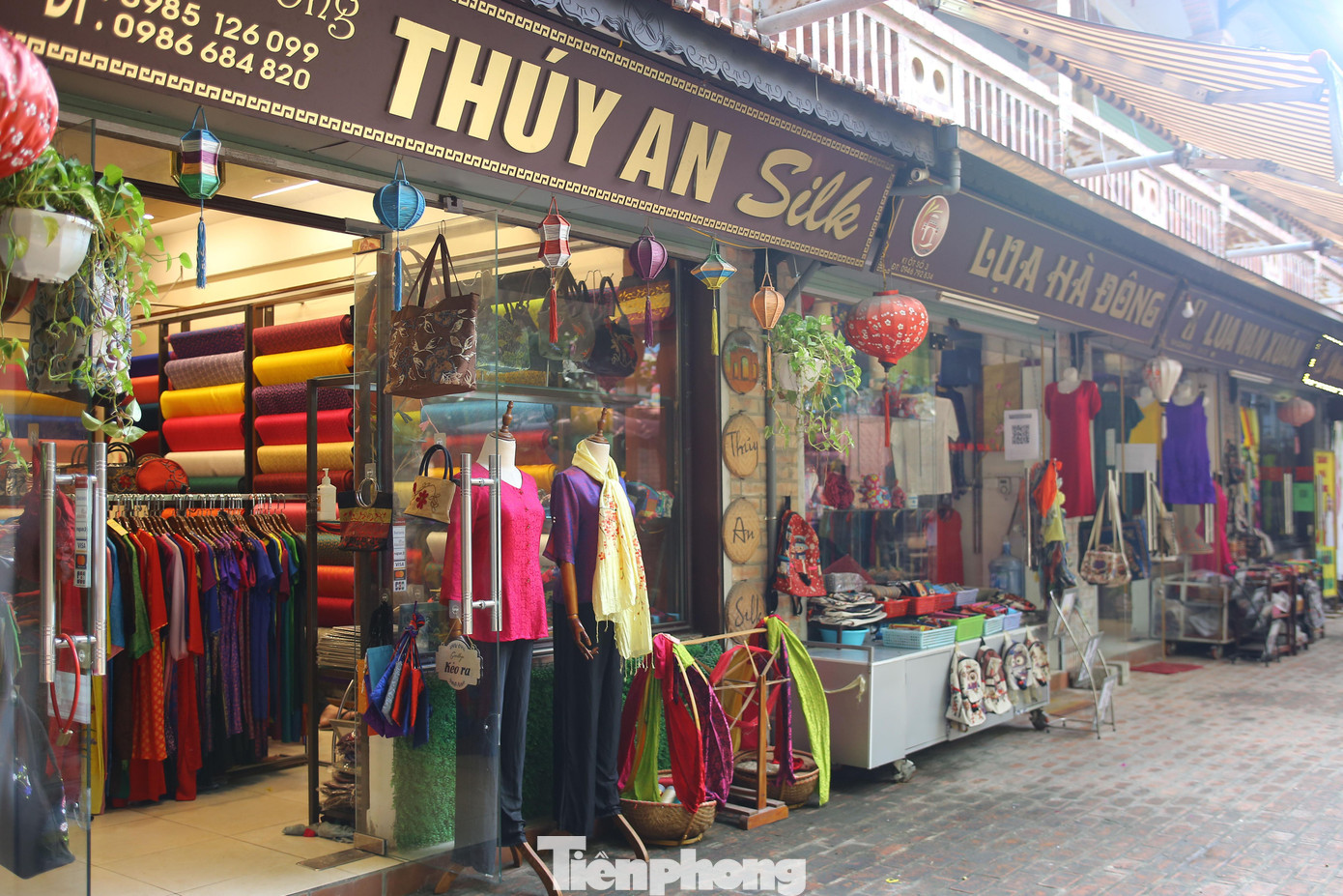 Làng lụa thưa vắng khách.