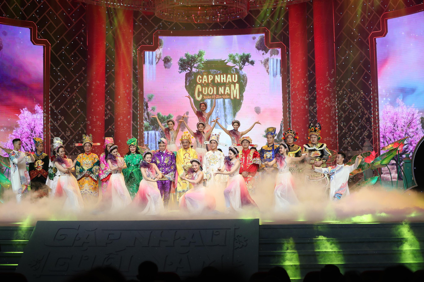 Ảnh chào kết chương trình vắng hai gương mặt quen thuộc NSND Công Lý-NSƯT Xuân Bắc.