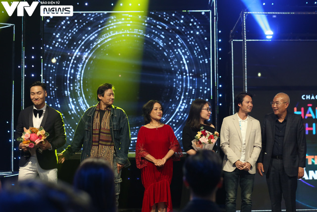 Ê kíp phim "Hương vị tình thân" nhận giải Ê kíp phim "Hương vị tình thân" nhận giải