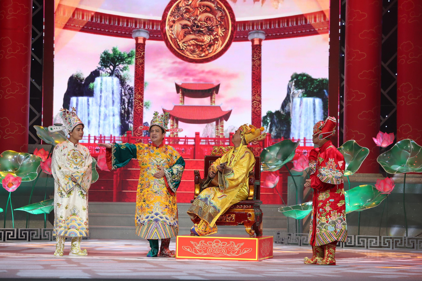 Ngọc Hoàng Quốc Khánh lần đầu trổ tài đánh đàn Ngọc Hoàng Quốc Khánh lần đầu trổ tài đánh đàn