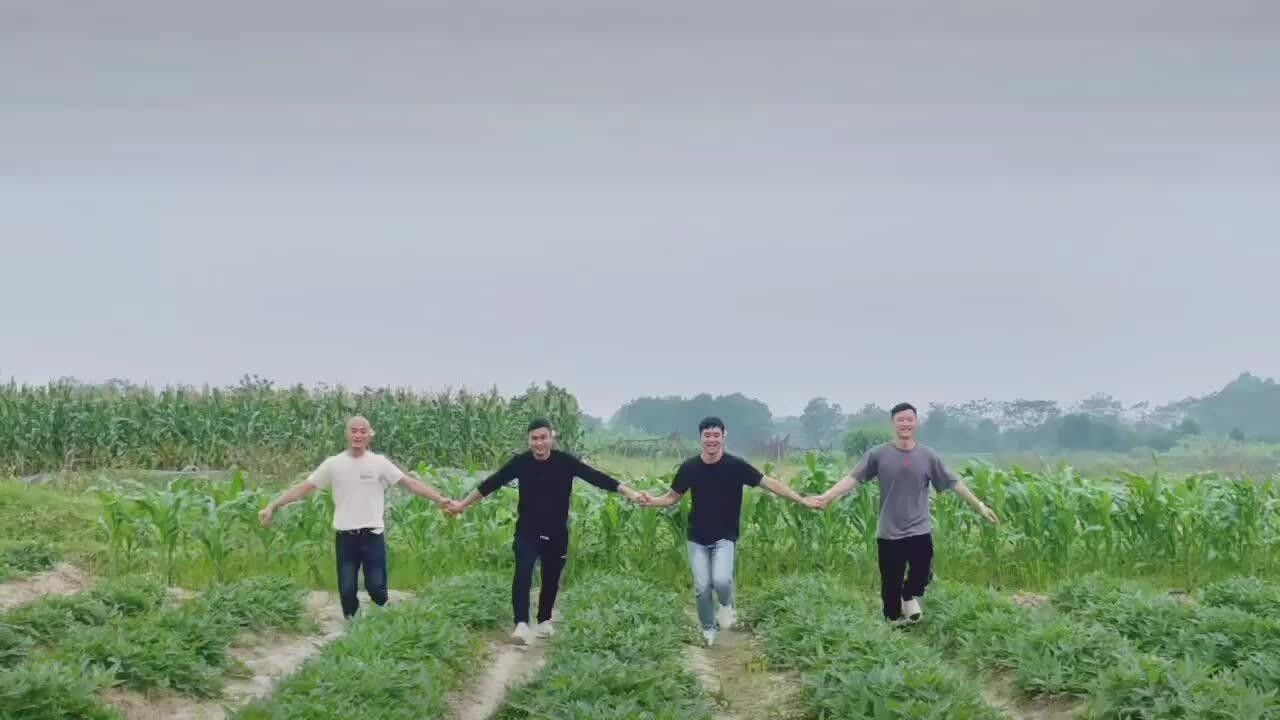 Hậu trường đáng yêu của dàn diễn viên 'Phố trong làng'