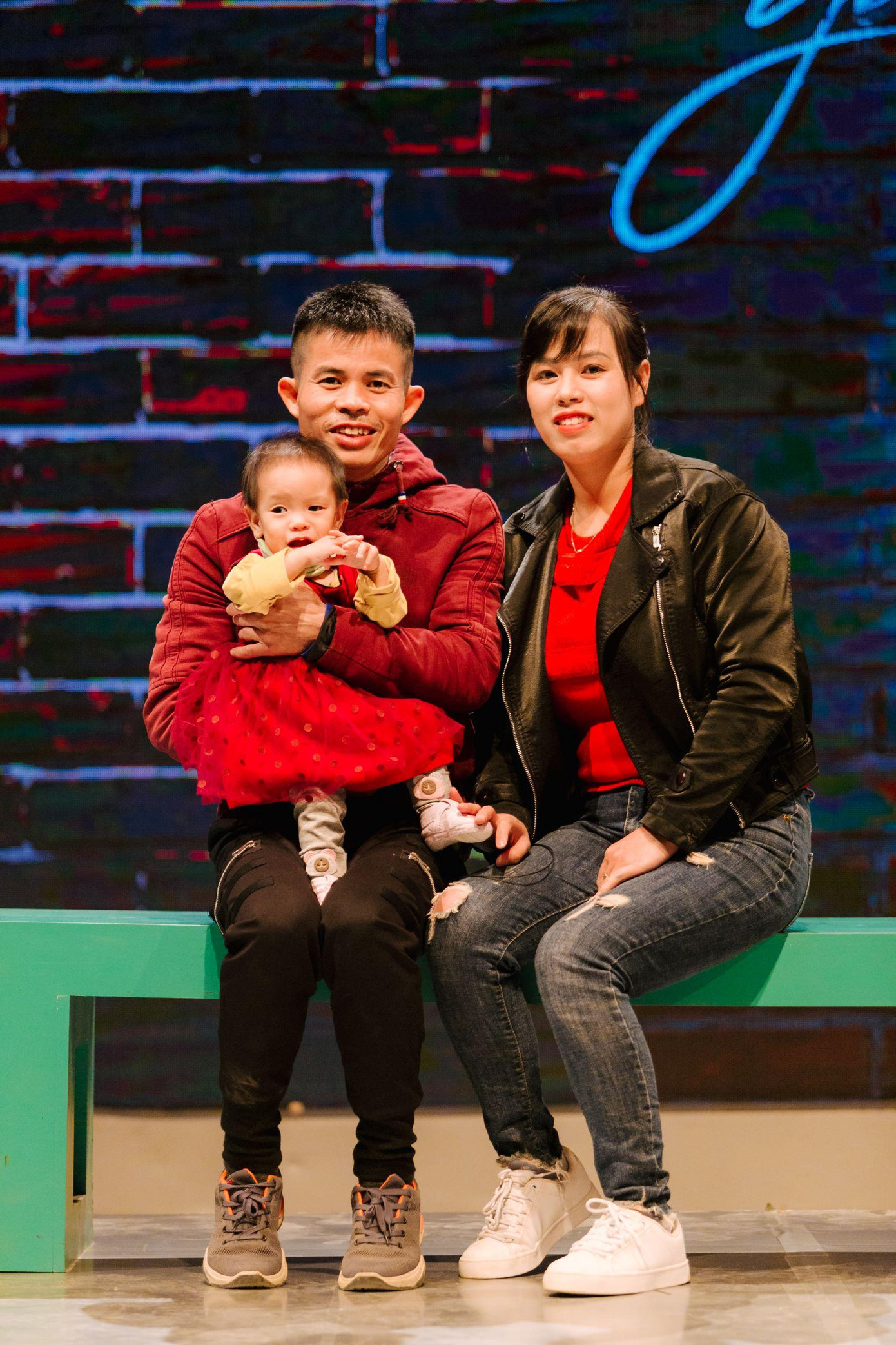 Bé Ốc ở lại với đời nhờ nỗ lực phi thường của bố mẹ. Bé Ốc ở lại với đời nhờ nỗ lực phi thường của bố mẹ.