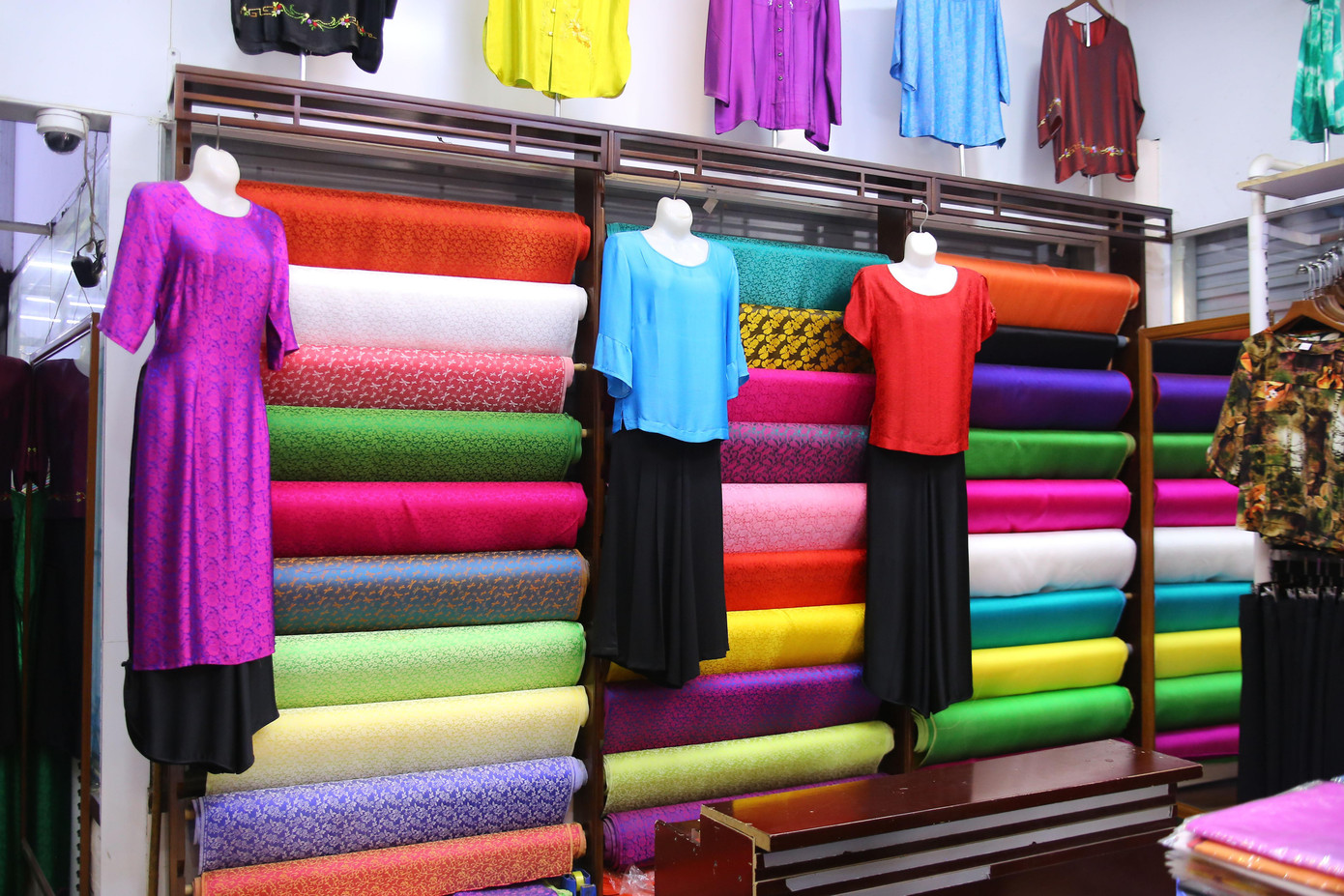 Những mảng màu rực rỡ ở làng lụa Vạn Phúc.