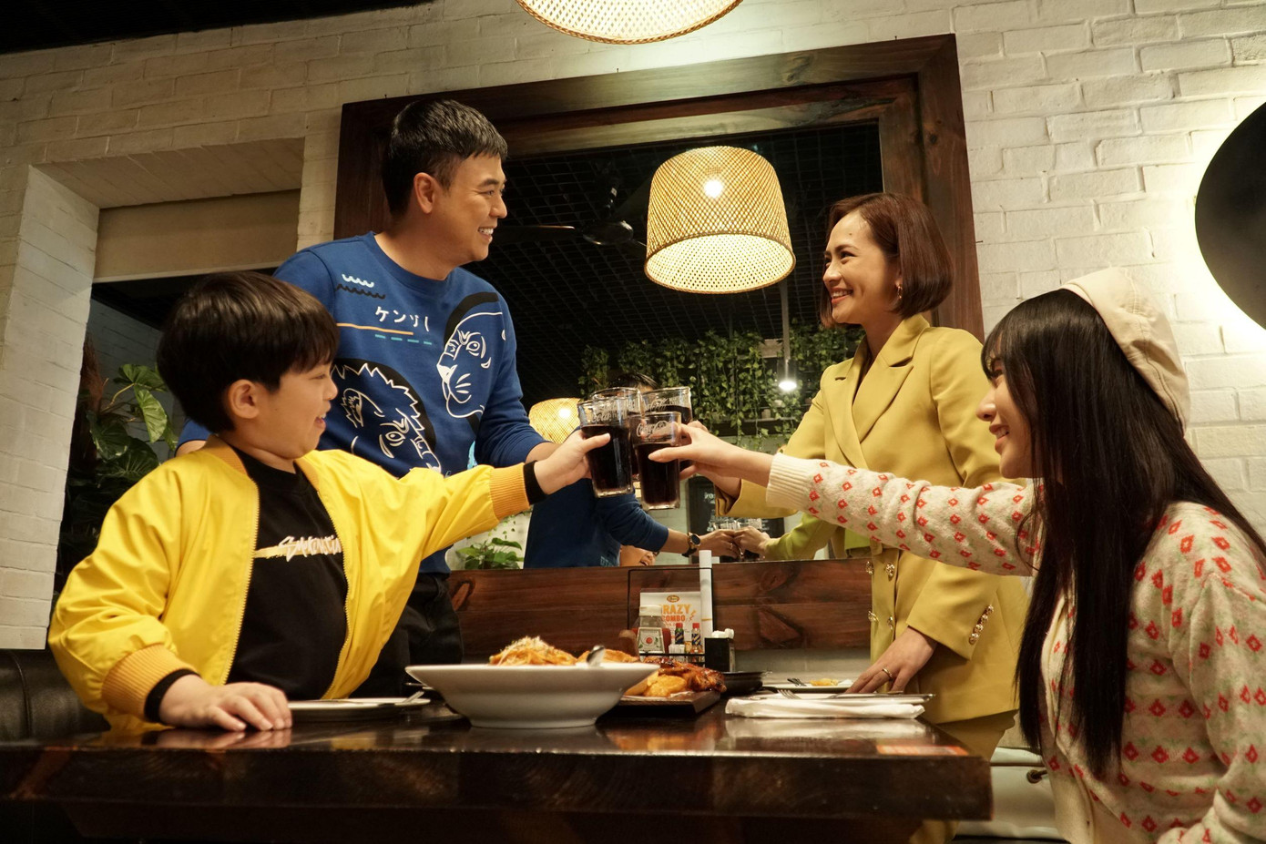 Tuấn Tú biến thành người đàn ông nội trợ trong suốt 18 năm.