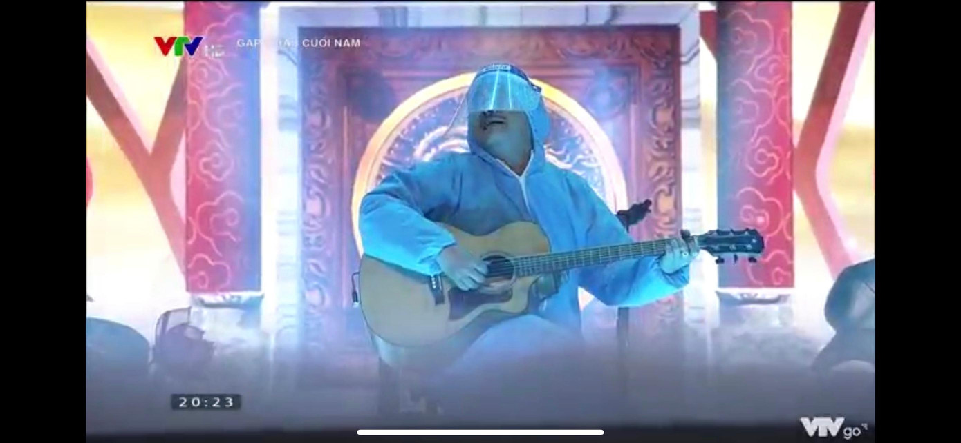 Ngọc Hoàng (Quốc Khánh) ôm đàn guitar hát vì bị cách ly 14 ngày. Ngọc Hoàng (Quốc Khánh) ôm đàn guitar hát vì bị cách ly 14 ngày.