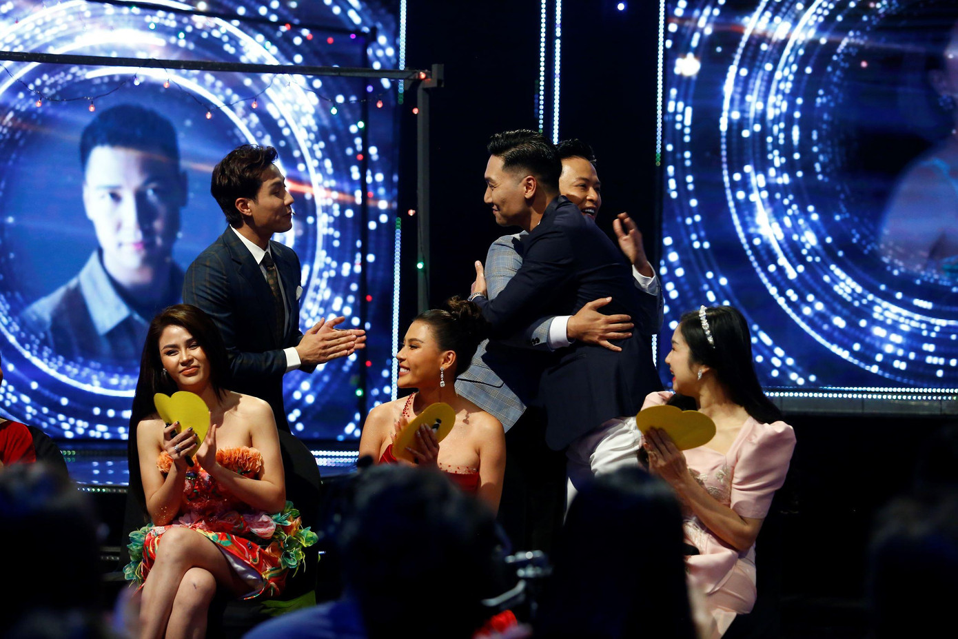 Nghệ sĩ chúc mừng Mạnh Trường nhận giải Nam diễn viên ấn tượng. Ảnh: BTC