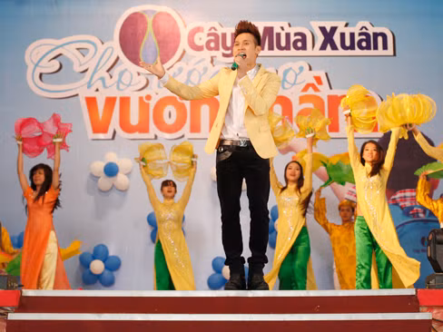 Các ca sĩ biểu diễn tại sự kiện