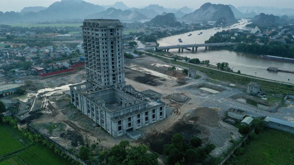 Khách sạn cao cấp Thành Thắng xây không phép 17 tầng được cấp giấy phép xây dựng để hợp thức sai phạm. Khách sạn cao cấp Thành Thắng xây không phép 17 tầng được cấp giấy phép xây dựng để hợp thức sai phạm.