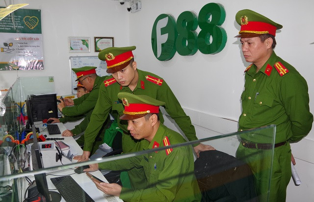 Lực lượng Công an kiểm tra hành chính chi nhánh của Công ty cổ phần kinh doanh F88 tại phường Lương Khánh Thiện, TP. Phủ Lý. Ảnh: Công an Hà Nam.
