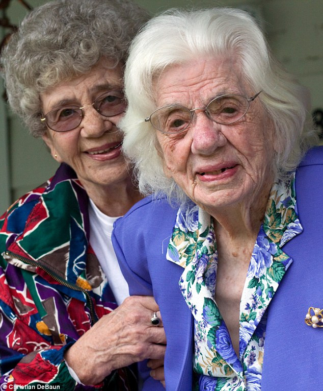Cụ Mollie 111 tuổi, cùng con gái Louise 88 tuổi