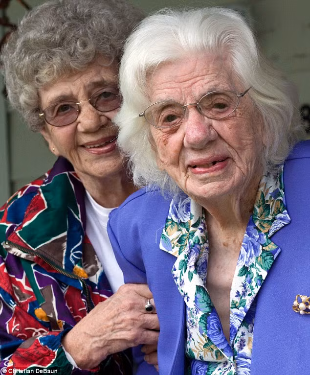 Cụ Mollie 111 tuổi, cùng con gái Louise 88 tuổi