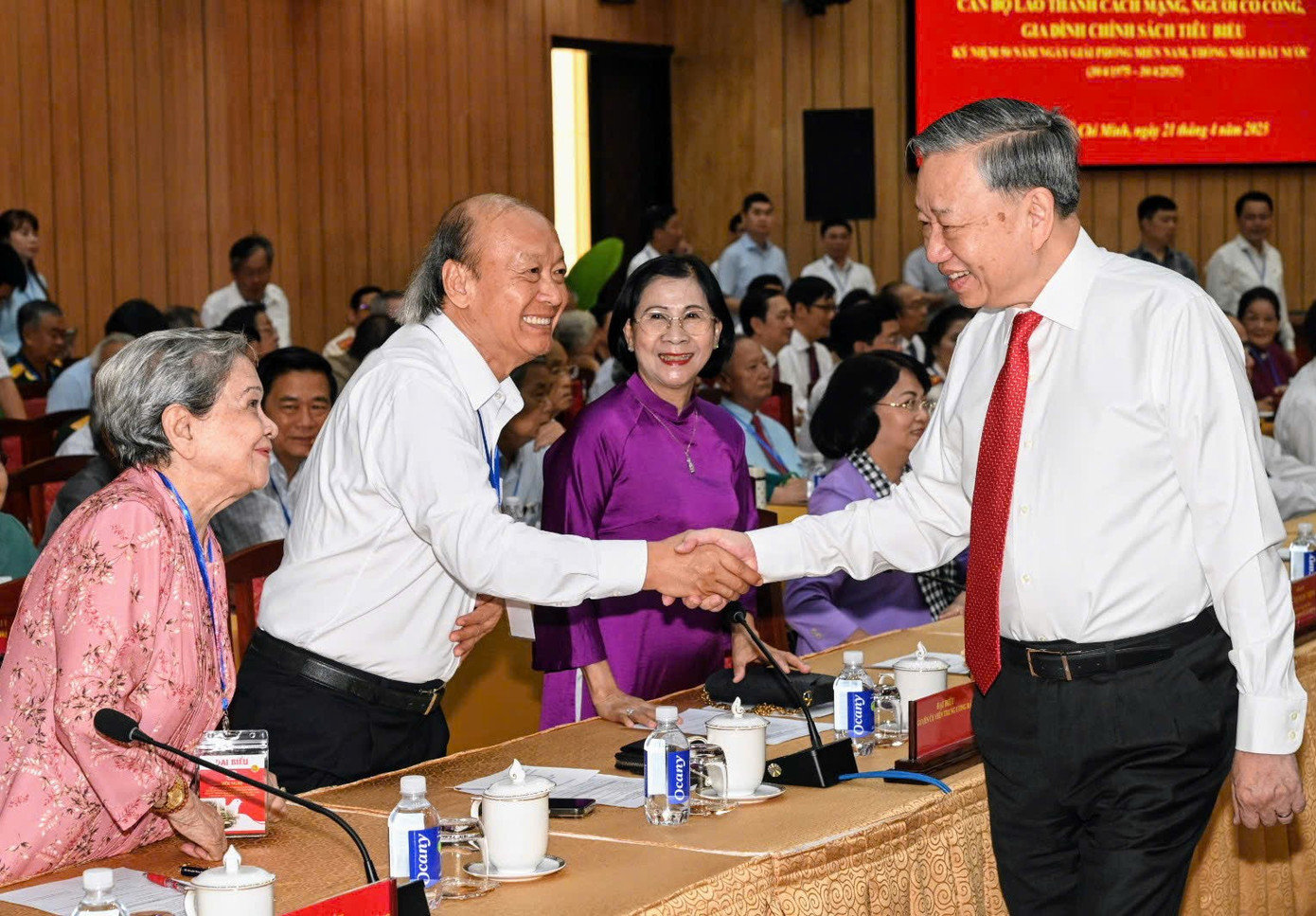 Tổng Bí thư Tô Lâm gặp gỡ, thăm hỏi các đại biểu tham dự hội nghị gặp mặt. Ảnh: Quốc Thanh Tổng Bí thư Tô Lâm gặp gỡ, thăm hỏi các đại biểu tham dự hội nghị gặp mặt. Ảnh: Quốc Thanh