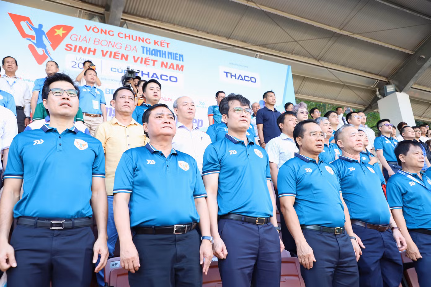 Lãnh đạo Trung ương Đoàn, TPHCM dự lễ khai mạc và dự khán trận đấu mở màn. Ảnh: Ngô Tùng