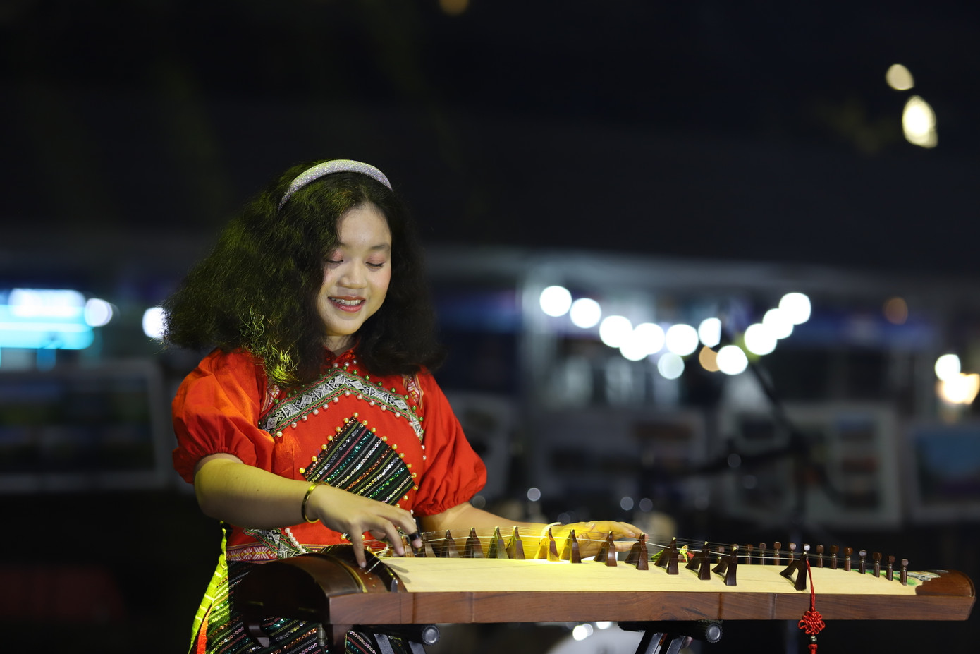 Bạn trẻ mang đến những thanh âm đặc sắc từ các nhạc cụ truyền thống.