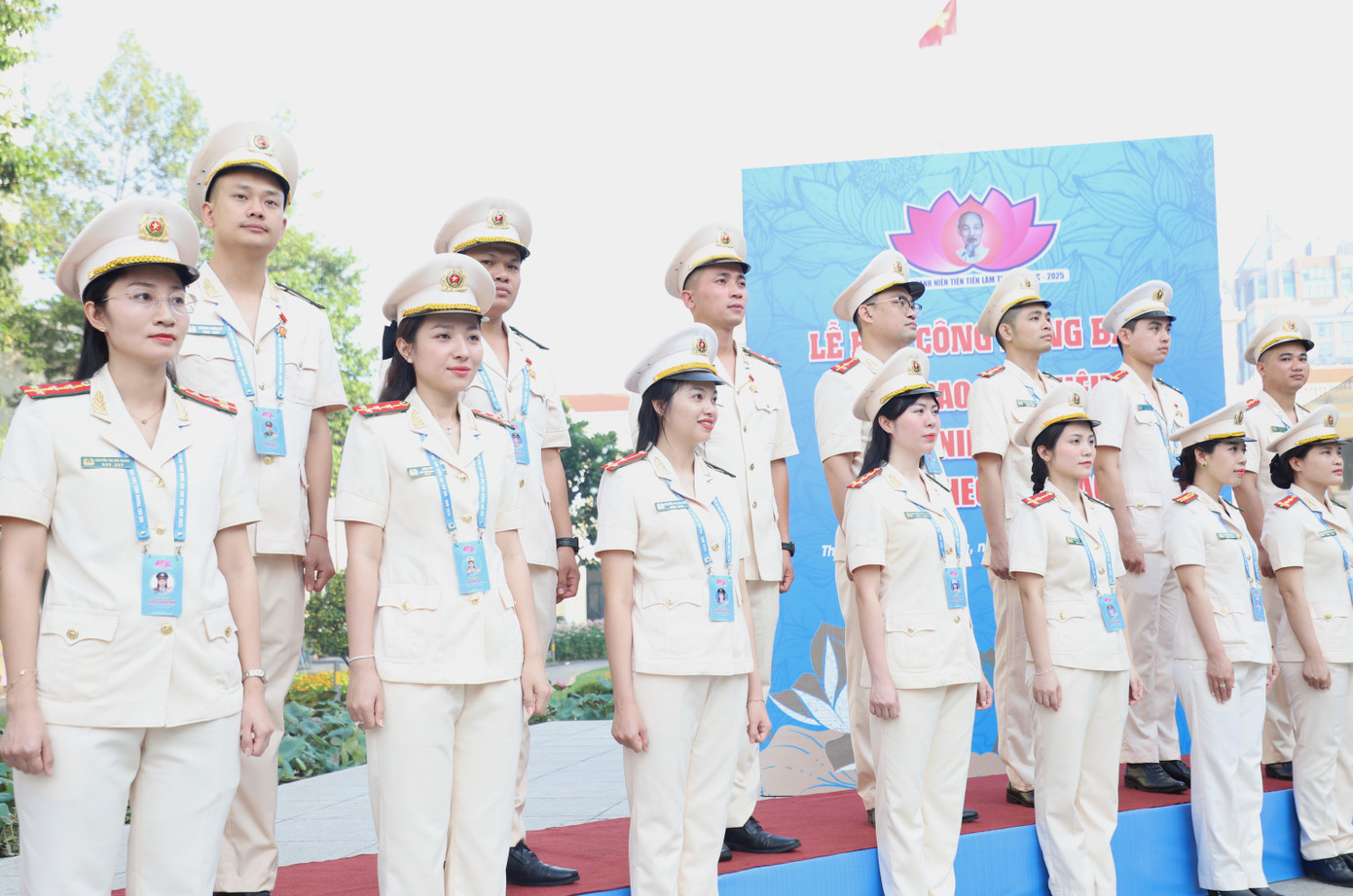 Đại biểu đoàn Ban Thanh niên Quân đội và Ban Thanh niên Công an nhân dân đón nhận Huy hiệu “Thanh niên tiên tiến làm theo lời Bác” tại buổi lễ.