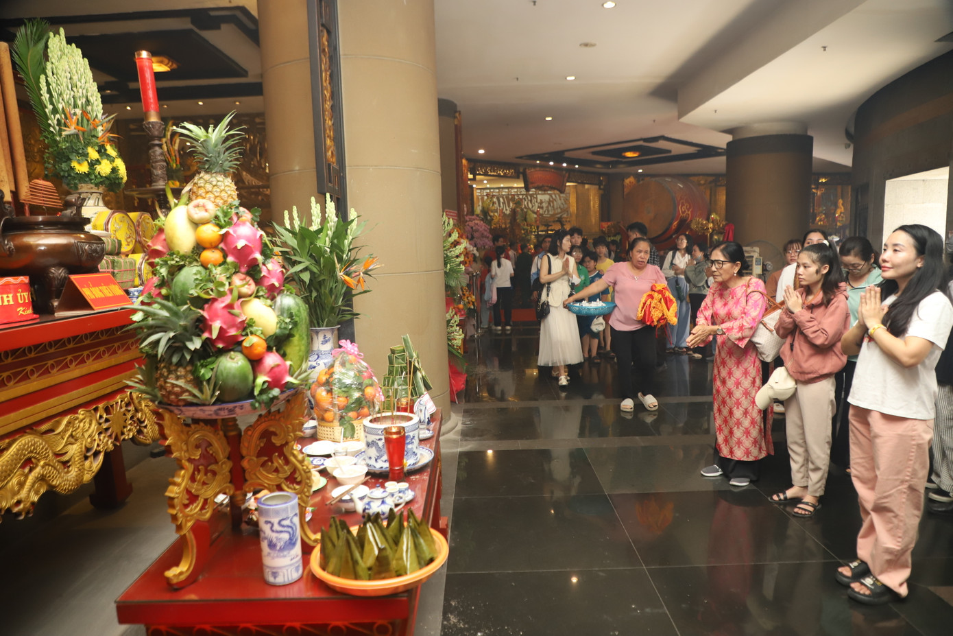 Dù làm gì, ở đâu, triệu người con dân nước Việt luôn nhớ về nguồn cội và tri ân các bậc tiền nhân. Dù làm gì, ở đâu, triệu người con dân nước Việt luôn nhớ về nguồn cội và tri ân các bậc tiền nhân.